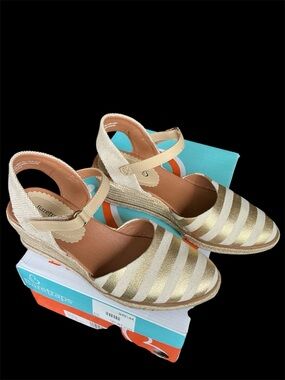 BareTraps Cream and Gold Striped Wedge Sandals Size 6.5 M